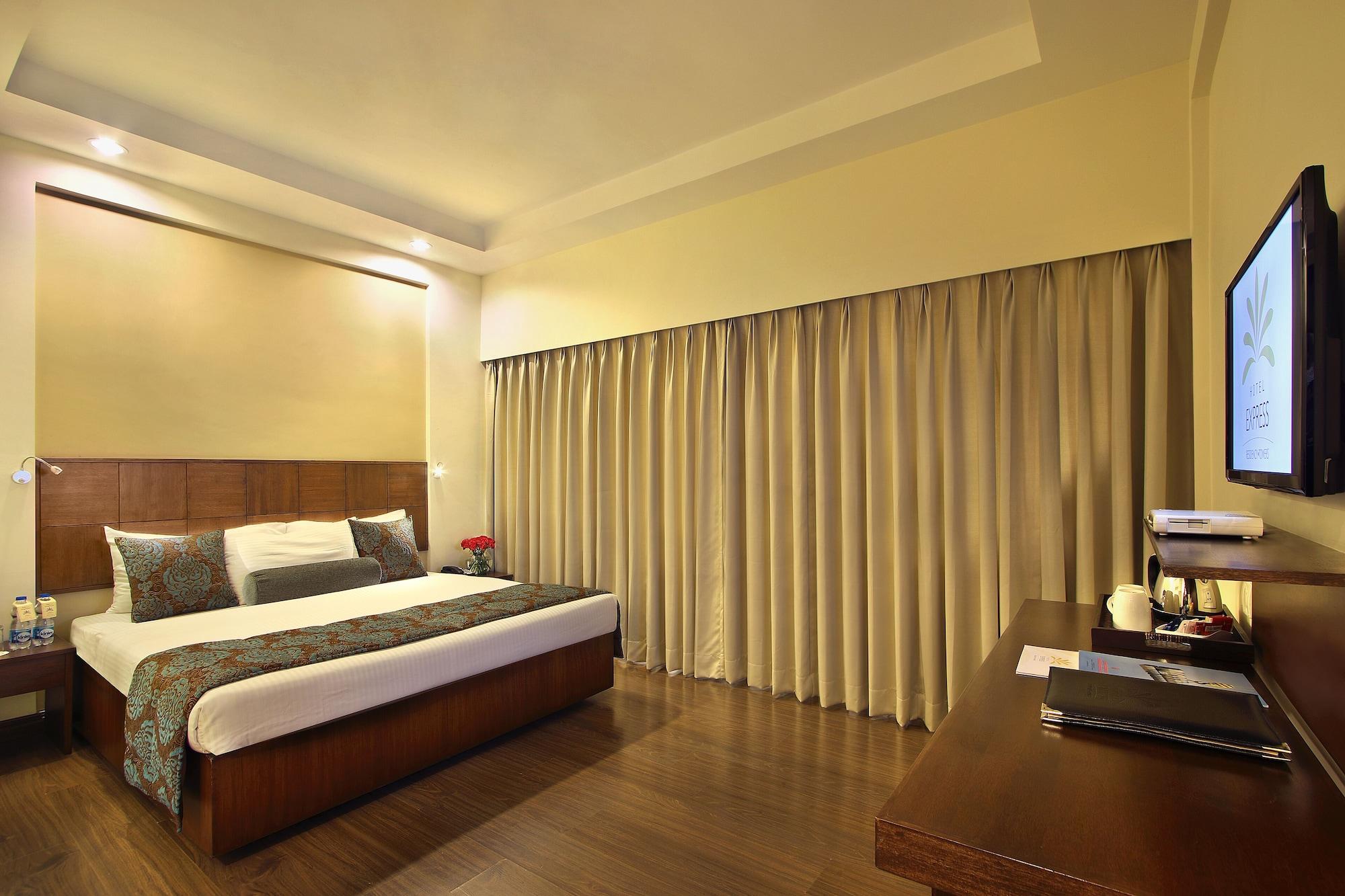 เอ็กซ์เพลสทาวเวอร์โฮเต็ล Hotel วาโดดารา ภายนอก รูปภาพ