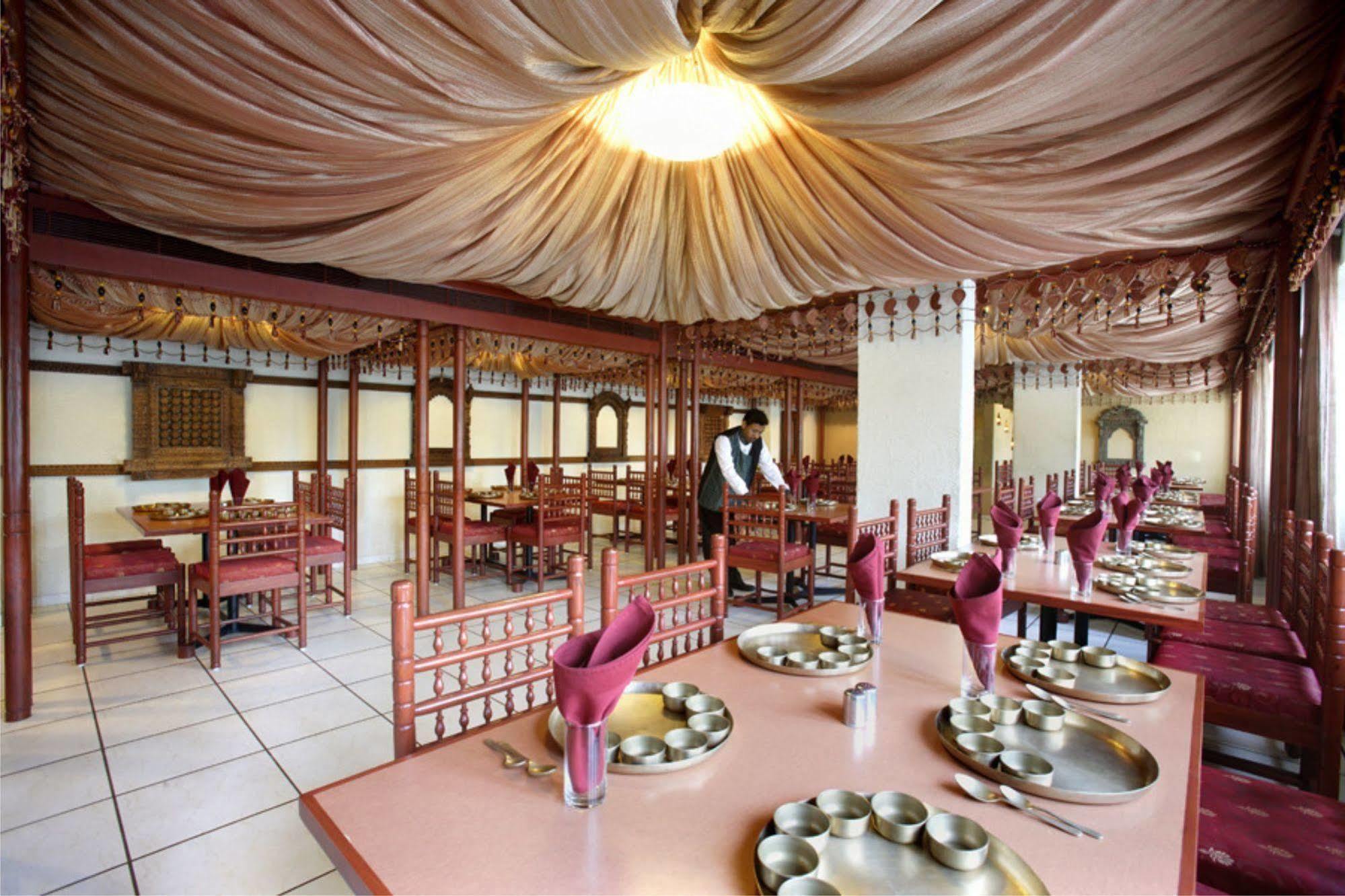 เอ็กซ์เพลสทาวเวอร์โฮเต็ล Hotel วาโดดารา ภายนอก รูปภาพ