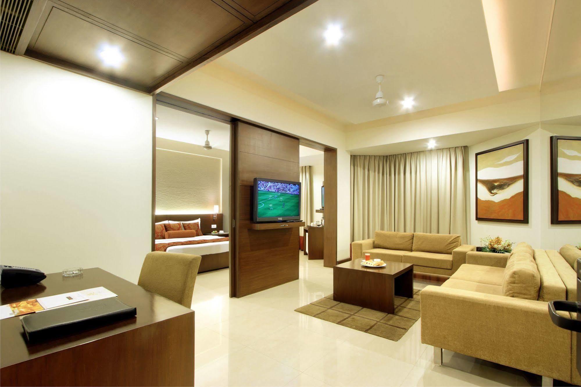 เอ็กซ์เพลสทาวเวอร์โฮเต็ล Hotel วาโดดารา ภายนอก รูปภาพ