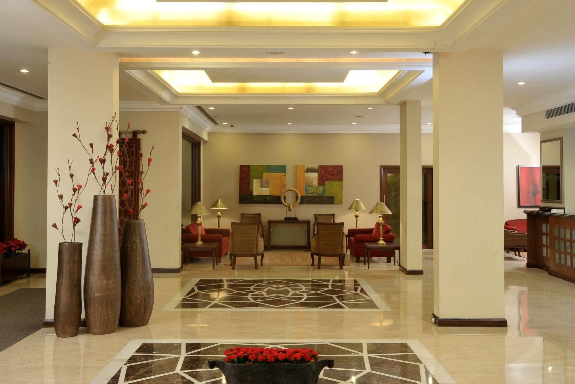 เอ็กซ์เพลสทาวเวอร์โฮเต็ล Hotel วาโดดารา ภายนอก รูปภาพ