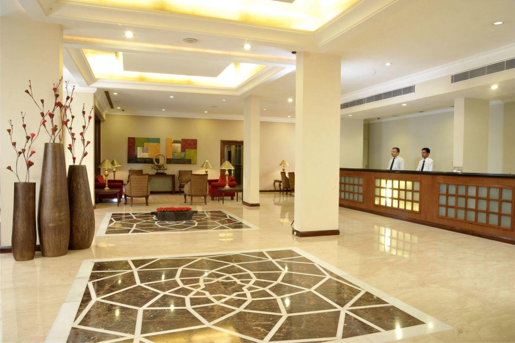 เอ็กซ์เพลสทาวเวอร์โฮเต็ล Hotel วาโดดารา ภายนอก รูปภาพ