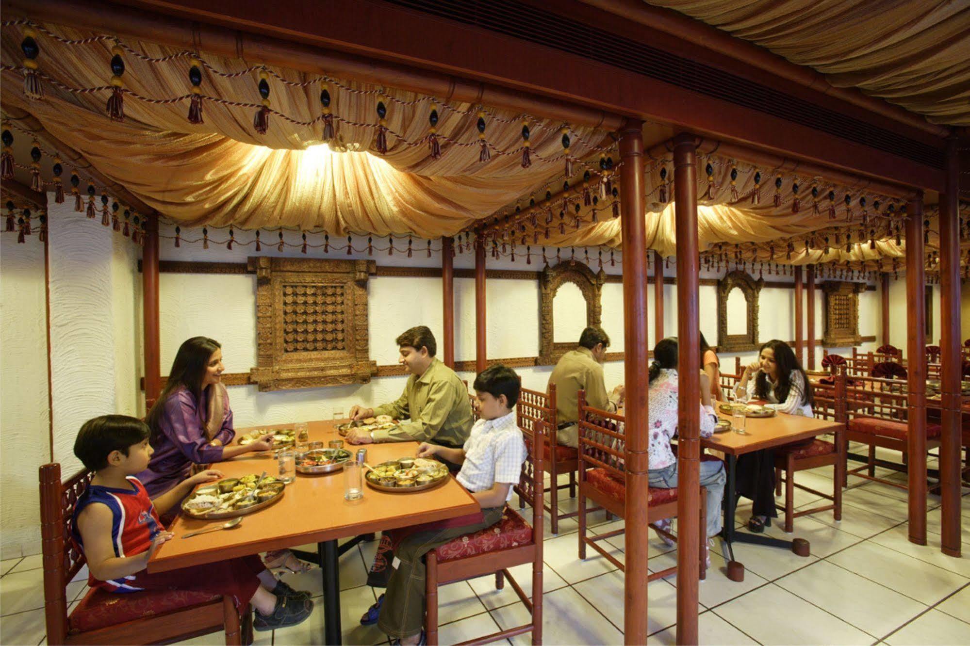 เอ็กซ์เพลสทาวเวอร์โฮเต็ล Hotel วาโดดารา ภายนอก รูปภาพ